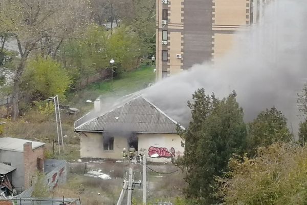 Неизвестные подожгли заброшенное офисное здание ЖК «Новый Азов»