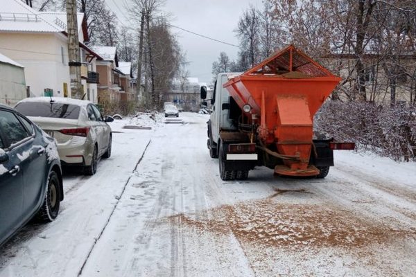 Для содержания дорог в Азове зимой используют 3 спецмашины