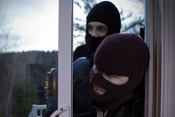 В Азовском районе бандиты избили и ограбили предпринимателя