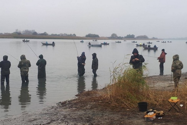 Рыбаки на сазана оккупировали берег Дона в Азовском районе