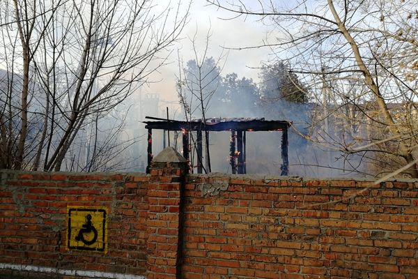 В Азове горел сарай рядом с трансформаторной будкой