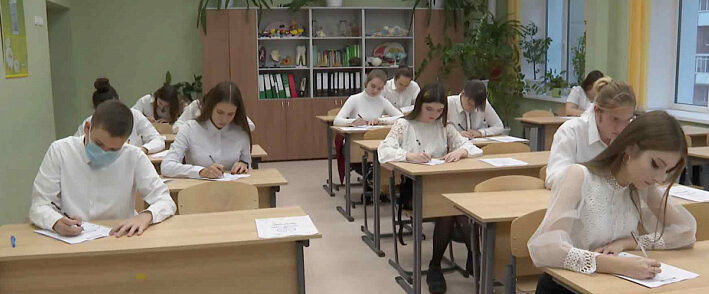 Старшеклассники Ростовской области приступили к написанию итоговых сочинений и изложений