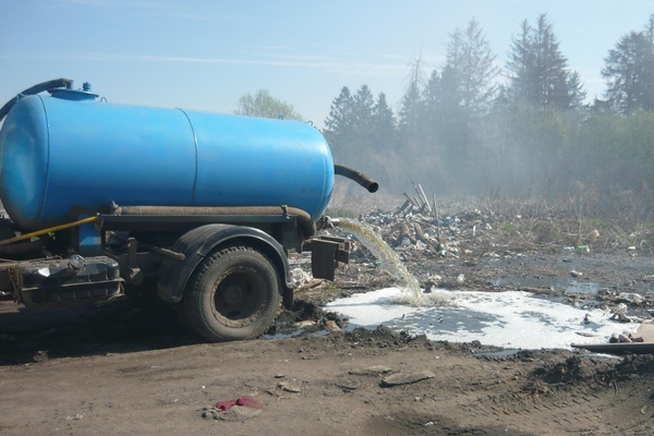 Коммунальщикам из Азовского района запретили сливать нечистоты в почву￼
