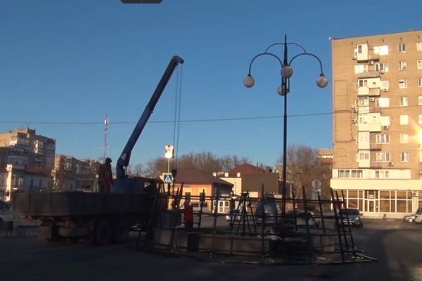 В Азове начали монтаж 18–метровой новогодней ёлки