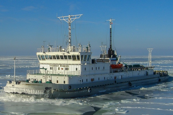 В порту Азов будут работать три ледокола и два буксира