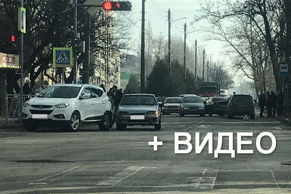 На перекрёстке в Азове в двух ДТП столкнулись 5 автомобилей