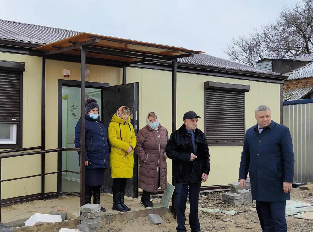 Глава администрации Азовского района посетил новый фельдшерско-акушерский пункт