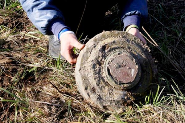 В Азовском районе местные жители нашли противопехотную мину