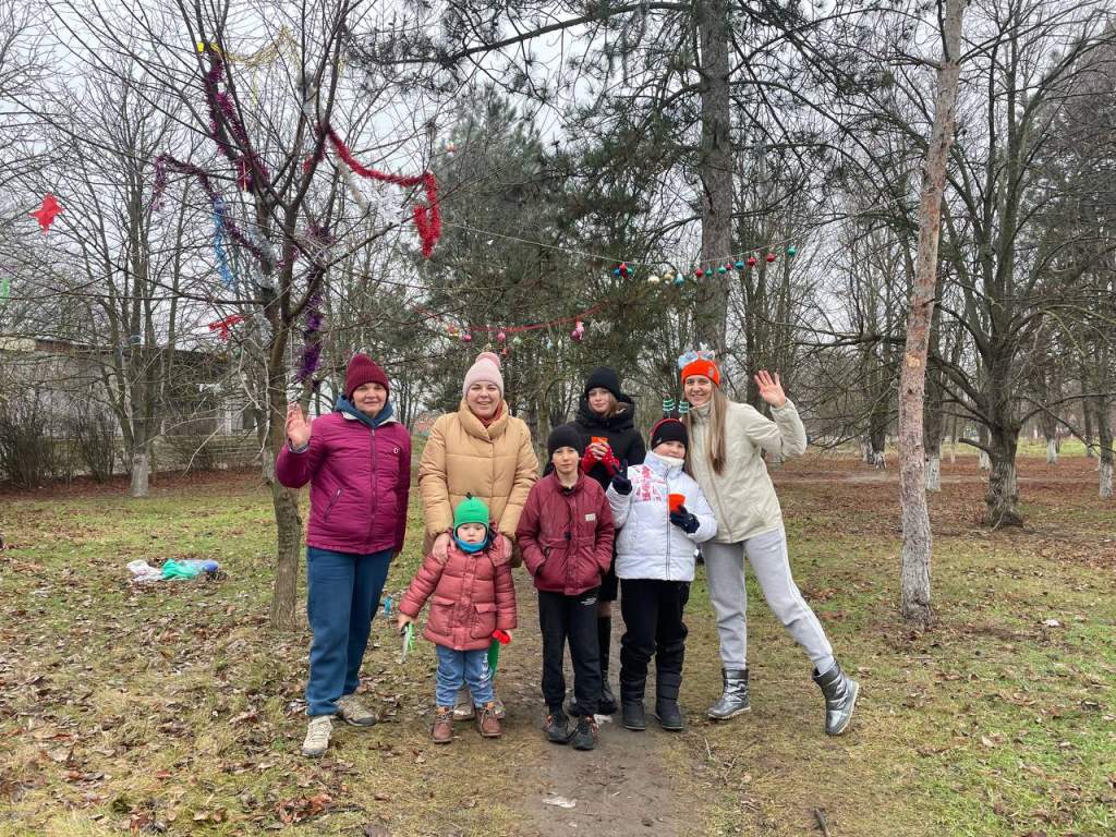 <strong>В Новониколаевке активисты украсили сельскую елку</strong>