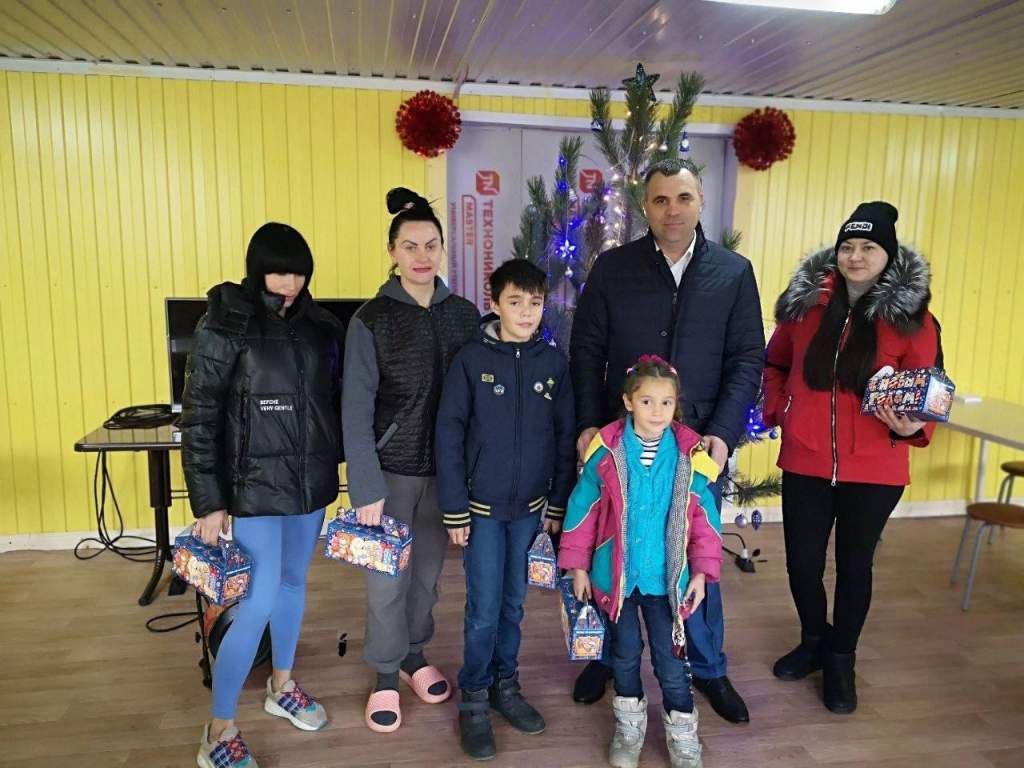В ПВР Азовского района поздравили семьи с наступающим Новым годом