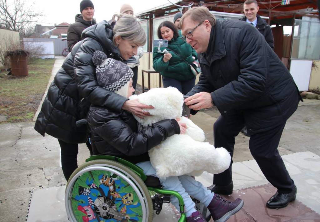 Александр Ищенко: В предновогоднюю неделю донские депутаты приходят к тем, кто нуждается в радости