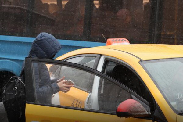 Таксист из Азова потерял 30 тысяч рублей, прокатив «иностранца»