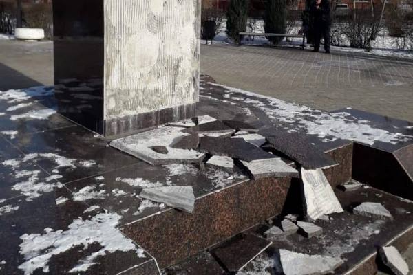 В Азове обвалилась плитка на памятнике «Город воинской доблести»