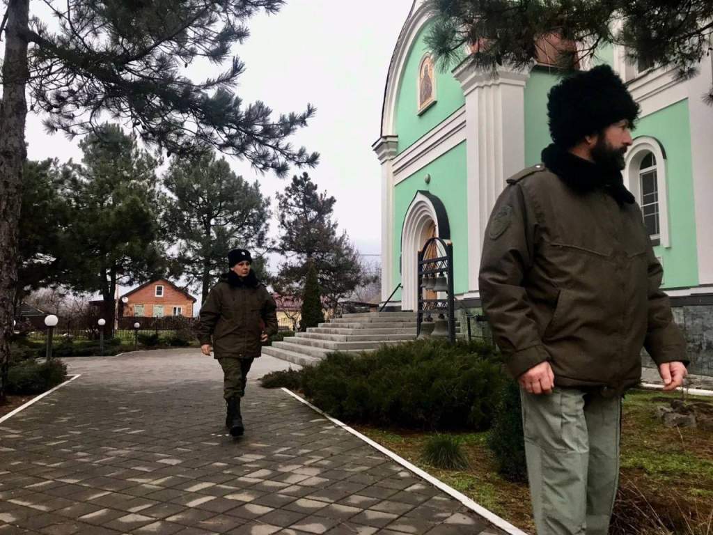 <strong>На Рождество казаки охраняли правопорядок в храмах Азовского района</strong>