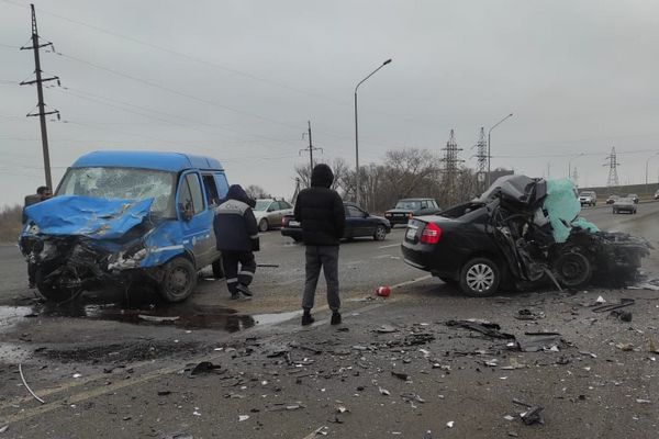 На въезде в Азов в жёсткой аварии погиб один человек и пятеро получили ранения