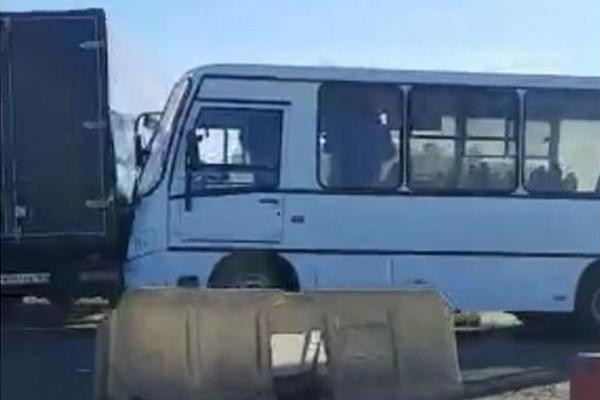 Пассажирский автобус попал в аварию на трассе Ростов — Азов
