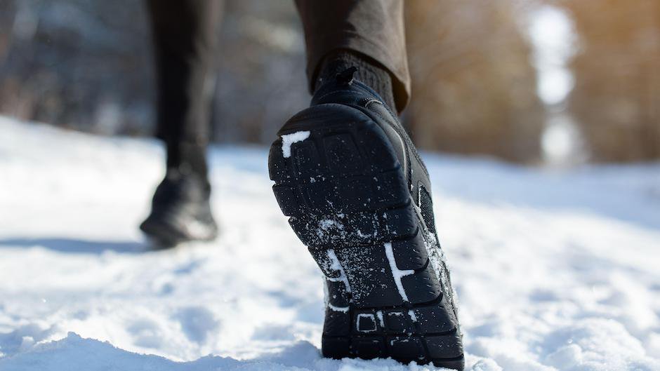 Обувь не по сезону опасна. Можно ли носить кроссовки зимой?