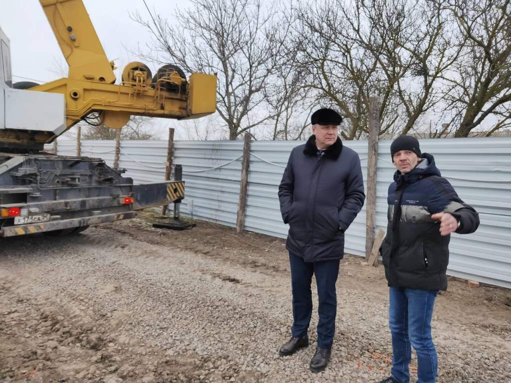 Глава администрации Азовского района оценил темпы строительства детского сада в селе Головатовка