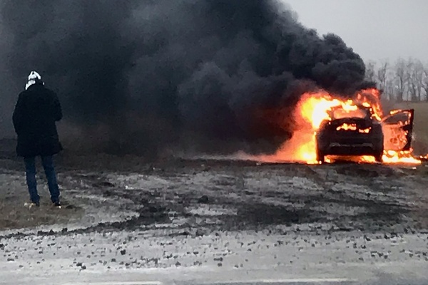 В Азовском районе на съезде с дороги сгорела легковушка