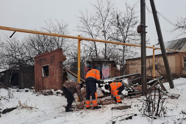 В Азове на тротуар обрушились стены аварийного частного дома