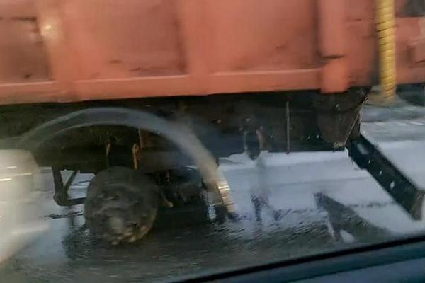 В Азове у мусоровоза на дороге оторвалось колесо