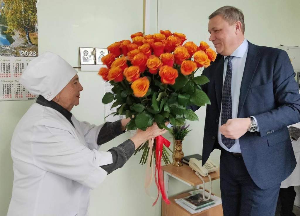 Глава администрации Азовского района поздравил с 80-летием Валентину Скопцову – врача районной больницы села Самарского