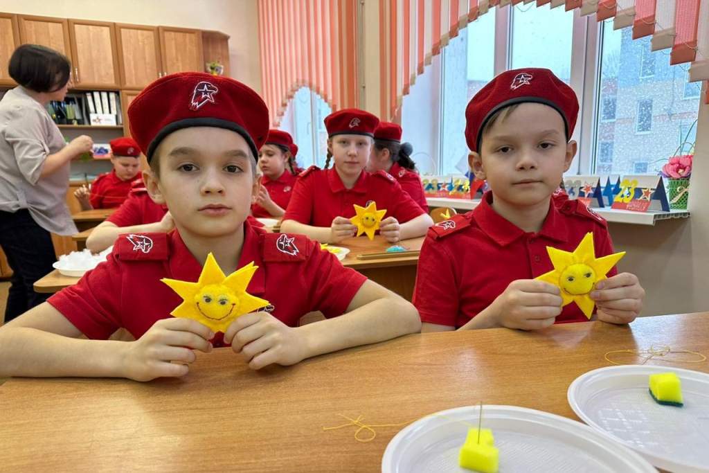 Школьники Донского региона смастерили талисманы для участников спецоперации