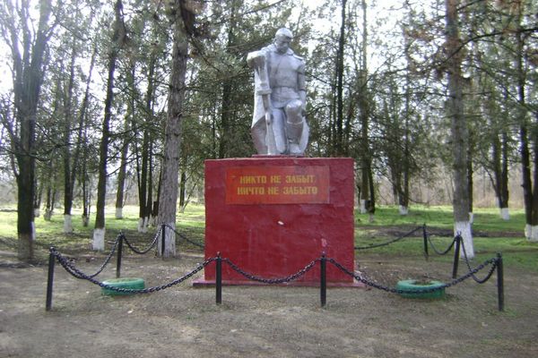 В Азовском районе памятник героям войны восстановят на народные средства