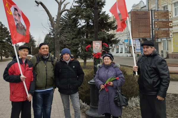 В Азове коммунисты почтили память Иосифа Сталина