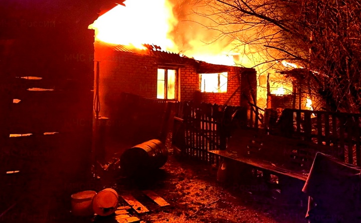 В Азовском районе из–за пожара в хозпостройке едва не загорелись соседние дома
