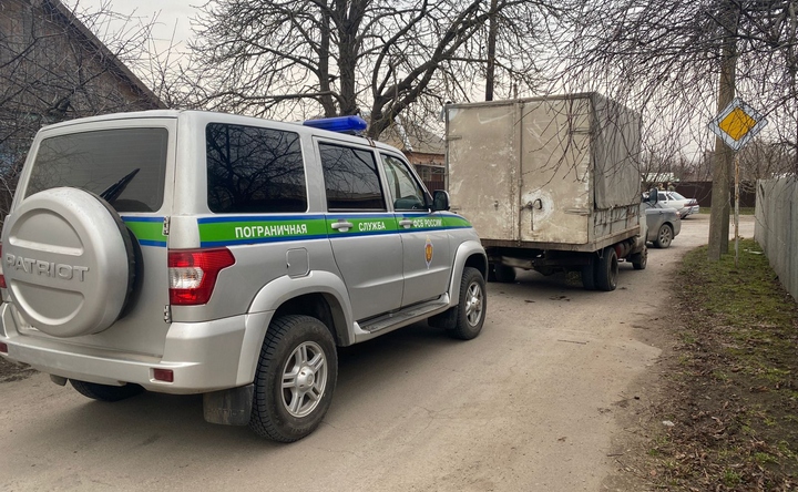 В Азовском районе пограничники после погони задержали банду браконьеров