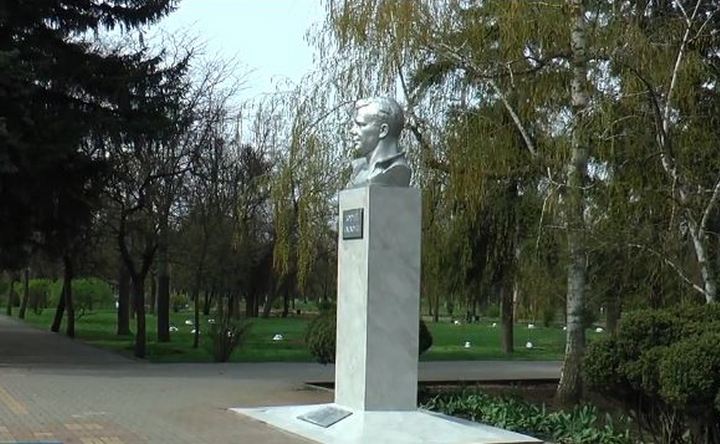 В городском парке Азова отреставрировали бюст Юрию Гагарину