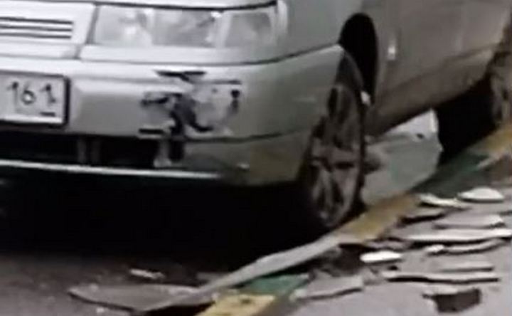 В Азове кусок шифера с балкона упал на автомобиль