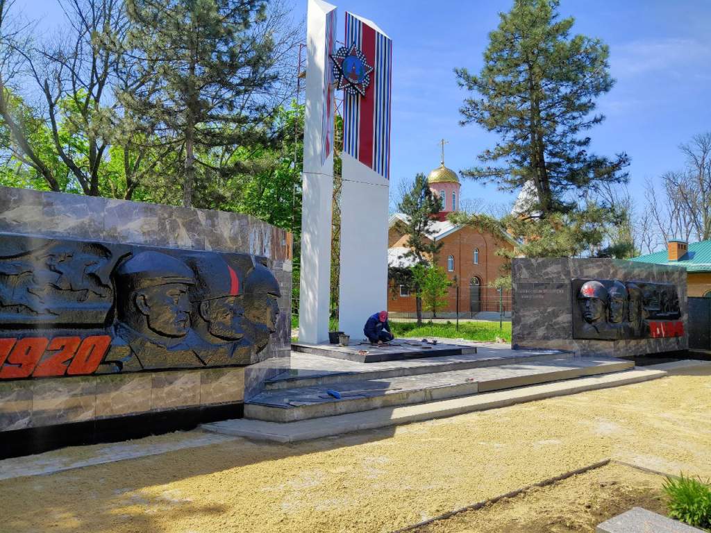 В Азовском районе продолжается подготовка памятников к празднованию Дня Победы