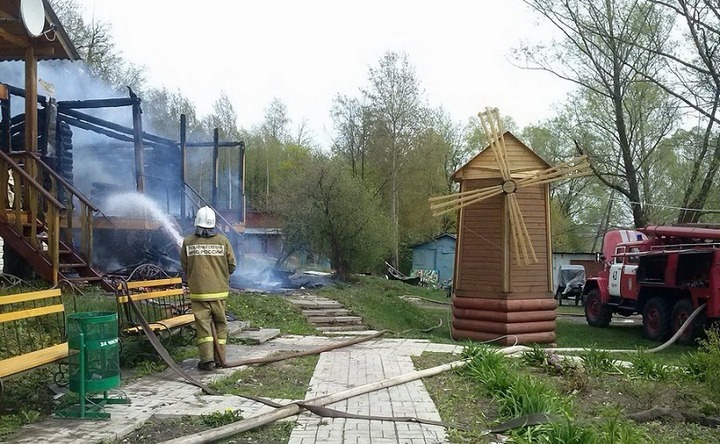 В Азовском районе сгорела баня на федеральной трассе М–4