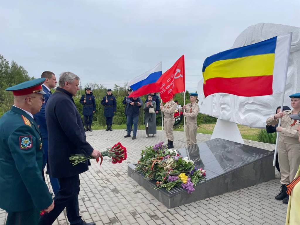 Глава Администрации Азовского района возложил цветы к памятнику летчикам