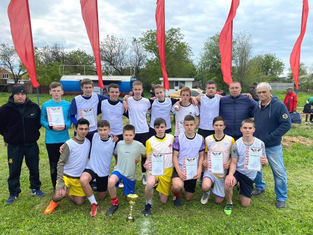 Сборная Азовского района победила в зональном этапе турнира «Кожаный мяч»