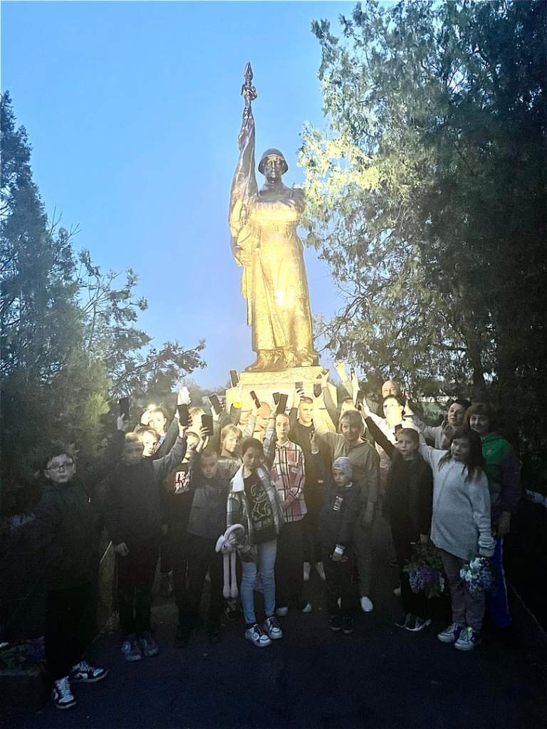 Школьники Азовского района приняли участие в акции «Лучи Победы»