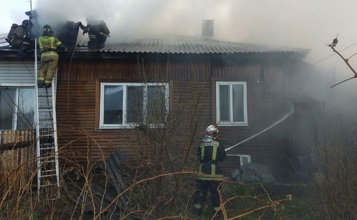 В Азовском районе во время пожара сгорела кровля дома