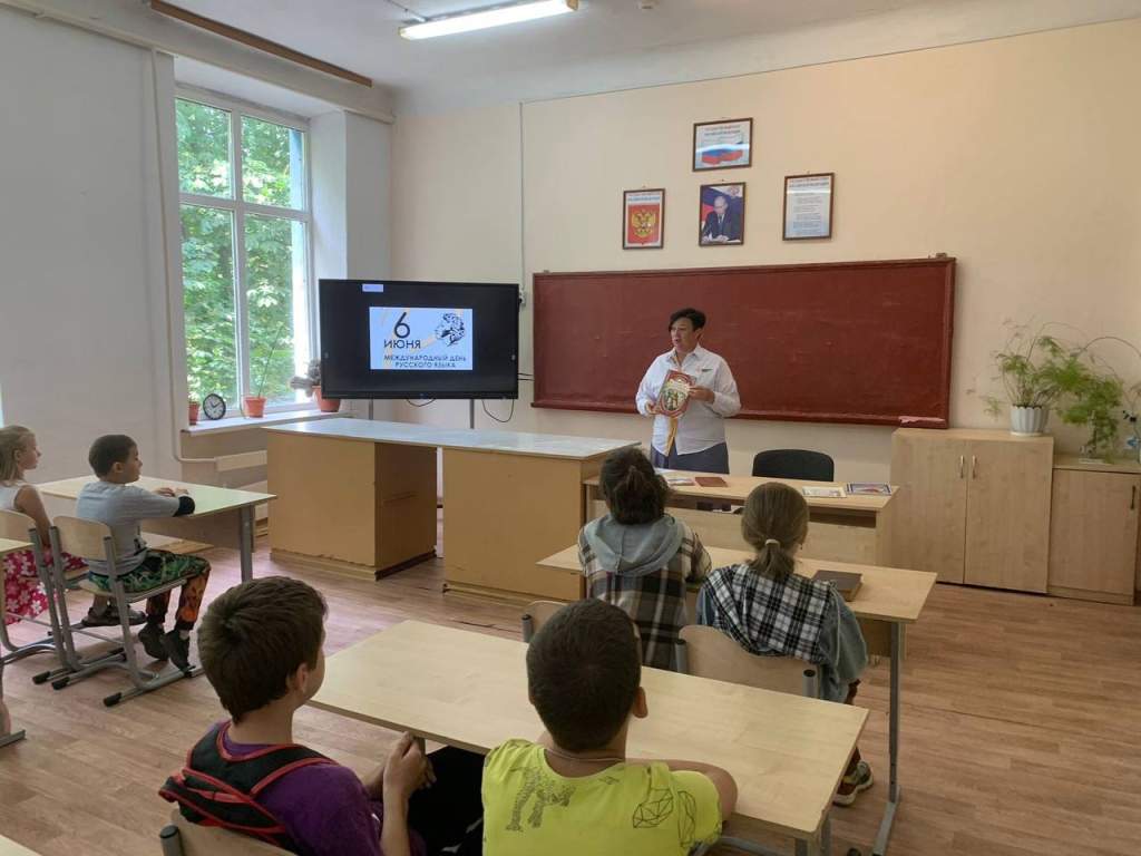 Ученики Азовского района приняли участие в акции «Читаем Пушкина»