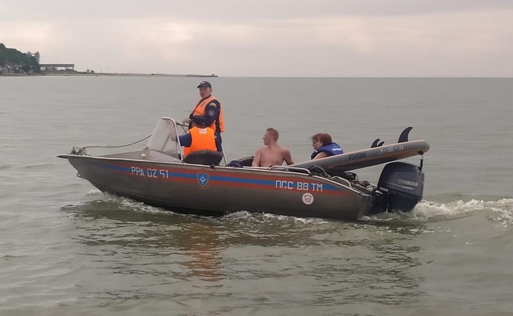 В Азовском районе спасли влюблённую пару, застрявшую на лодке в Дону