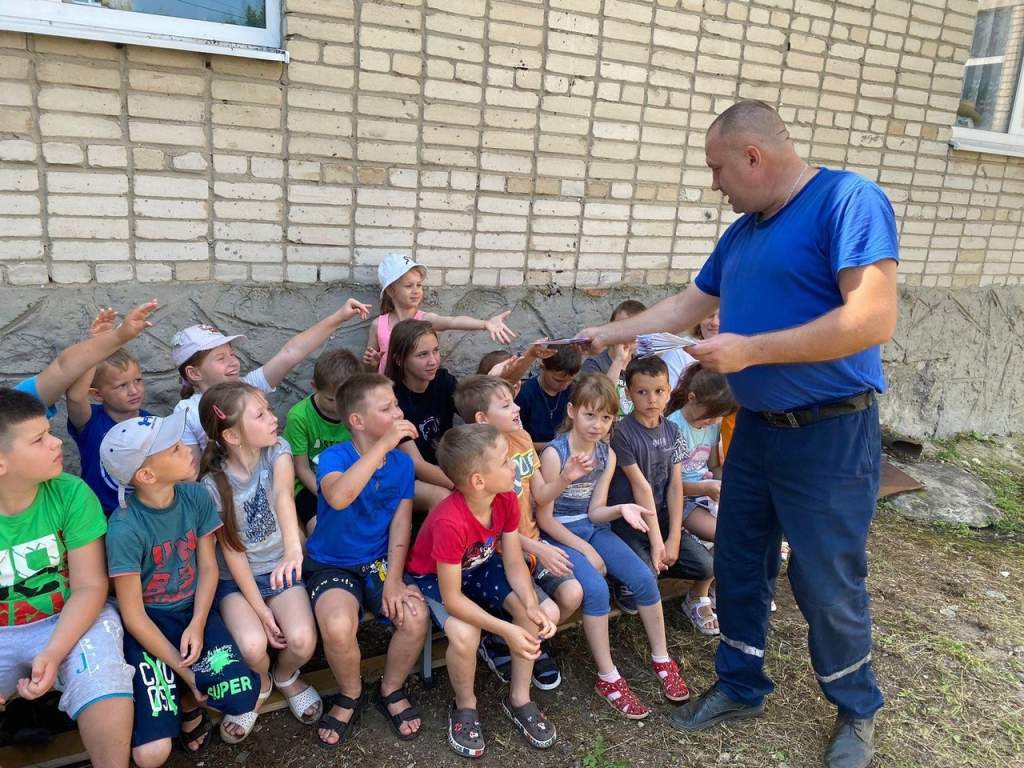 Спасатели Азовского района провели мастер-класс в пришкольном лагере Кагальницкой школы