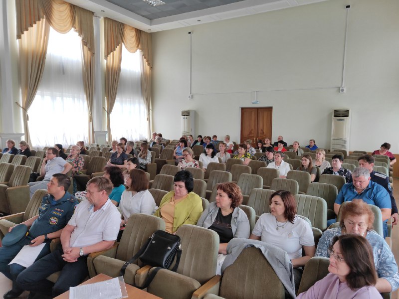В администрации Азовского района состоялось расширенное заседание комиссии по делам несовершеннолетних, посвященное началу летней оздоровительной кампании