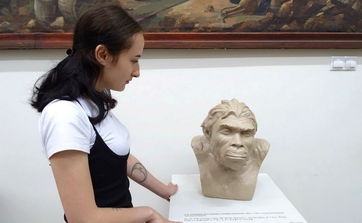 В Азовском музее–заповеднике появились тактильные копии экспонатов для слабовидящих людей