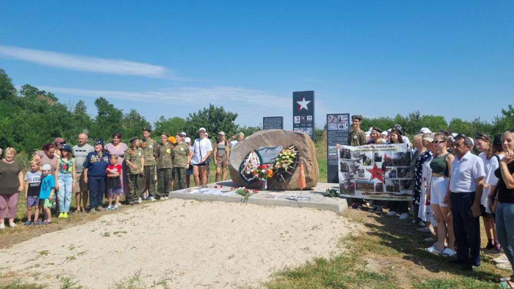 В Азовском районе почтили память моряков-артиллеристов