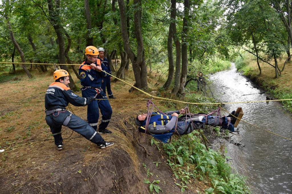 Тренировка по эвакуации пострадавших горных туристов в природной среде