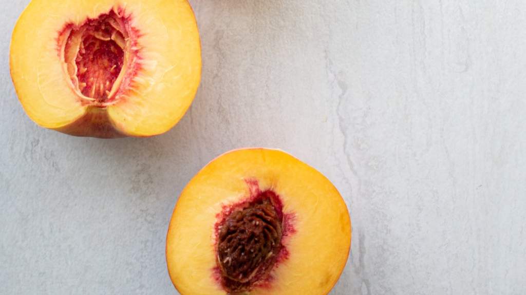 Эксперты раскрыли правильный способ мыть персики