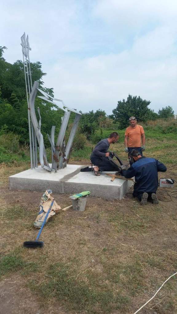 На мемориале в честь обороны Азовского моря от фашистов монтируют новый памятный знак