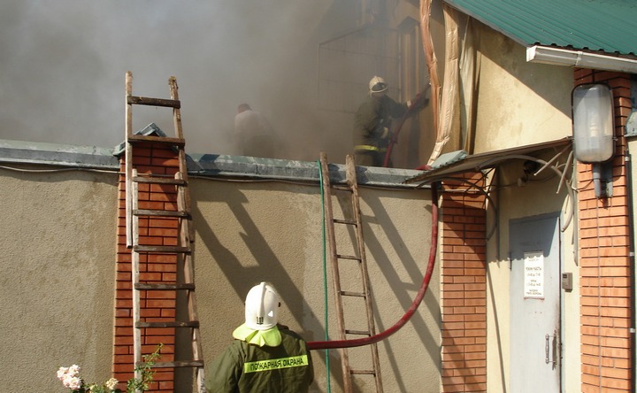 В Азовском районе во время грозы загорелся частный домВ Азовском районе