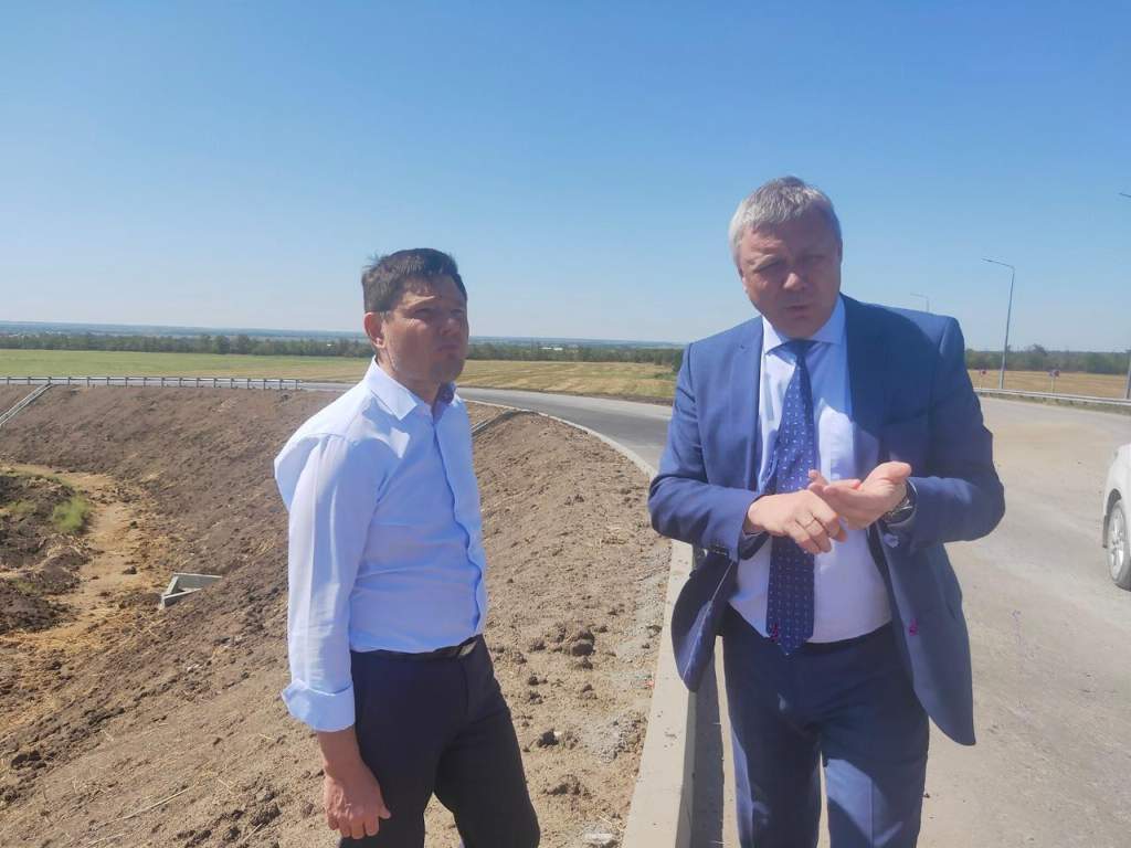 Дорогу в Азовском районе в эти дни ремонтируют и строят несколько участков автомобильных дорог
